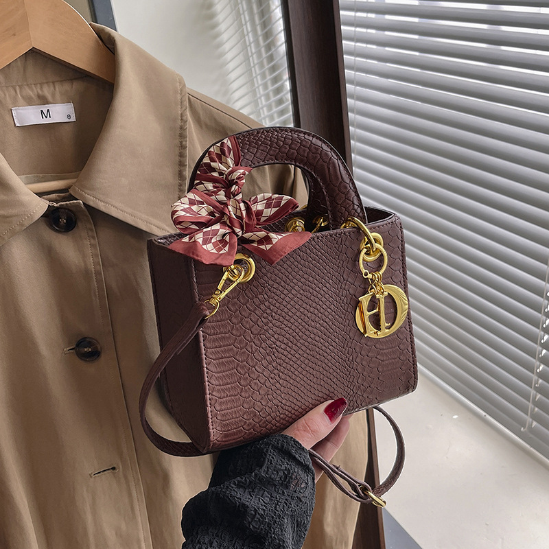 Women's bag new crocodile handbag Silk scarf woven Diana bag hand bill shoulder diagonal span 2025s hot