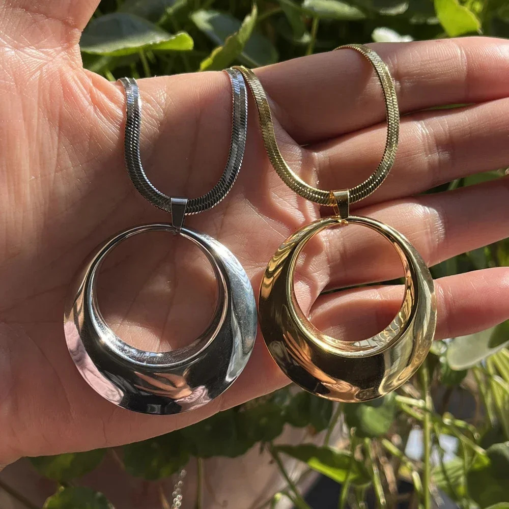 Stainless steel exhaust punk large circular Oshaped pendant necklace for women short and chubby snake blade chain wheel hub steam jewelry 250325