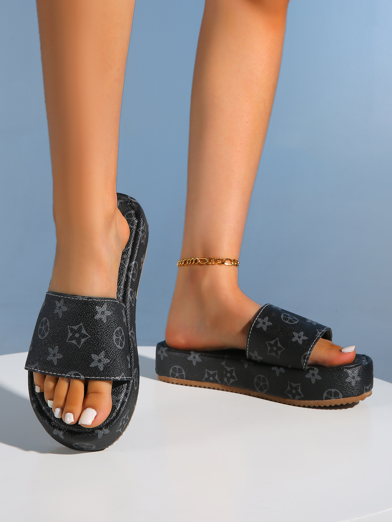 2025 summer new arrival round head printing outside wearing beach slippers female flip-flops large size flat platform slippers 36-43