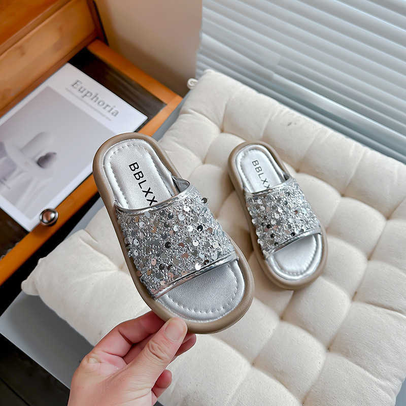 Slipper Girls slippers for womens outdoor wear 2024 summer new fashionable silver sequins soft sole anti slip straight sandals S25326