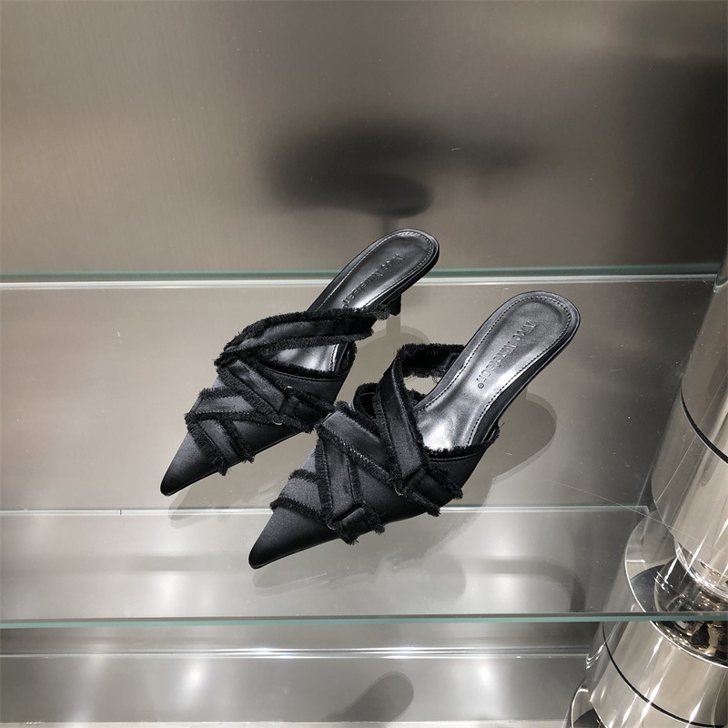 designer shoes 2025 new Women's summer outdoor cool slippers style pointed-toe denim mules Low heel Half slippers with covered toes