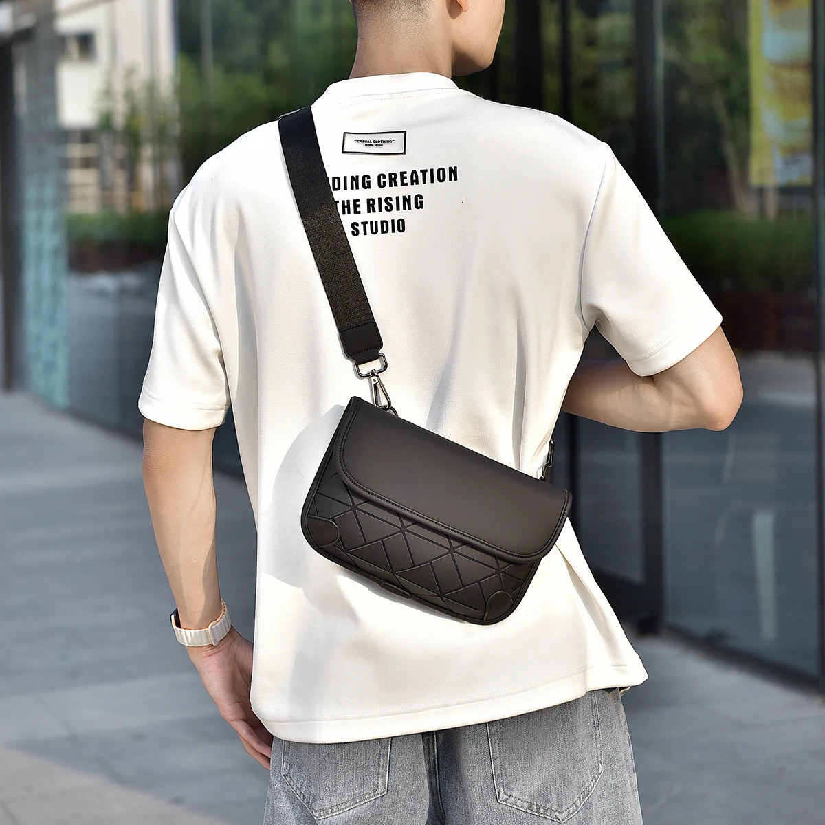 Mens fashionable cross body bag lightweight messenger with matte n durable suitable for daily use very urban communication 250326