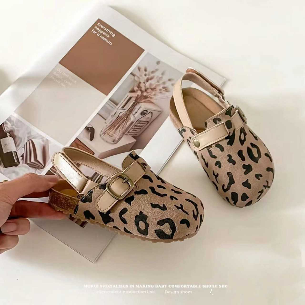 Slipper Baotou Childrens Fashion Boken Sandals 2025 Summer Shoes Anti suede Leather British Style Childrens Beach Shoes Baby Sandals S25326