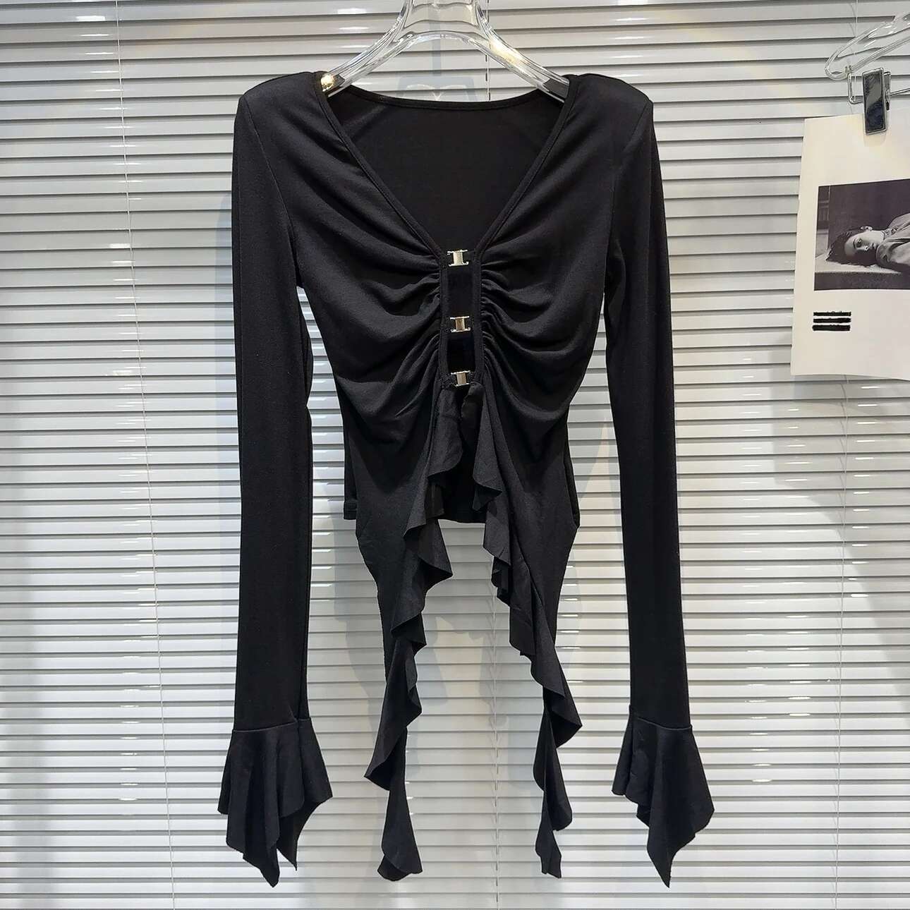 Autumn New Arrival Long Flare Sleeve Metal Buckles Ruffles Tassel Hollow Out Slim T Shirt Women Gs038