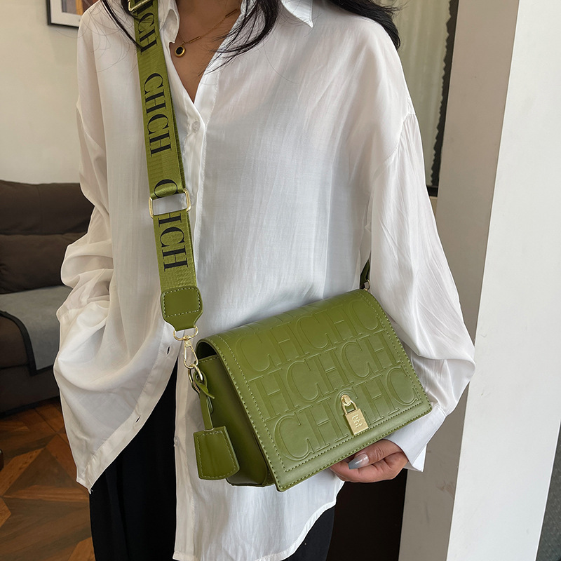 design bag 2025 style small square bag with single shoulder and diagonal wide shoulder strap fashionable and trendy