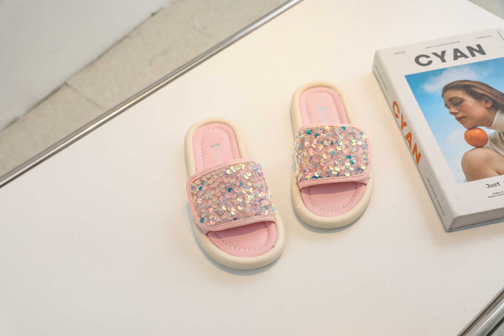 Slipper Large size girls sandals childrens sequins one line drag summer new style little girls beach shoes S25326