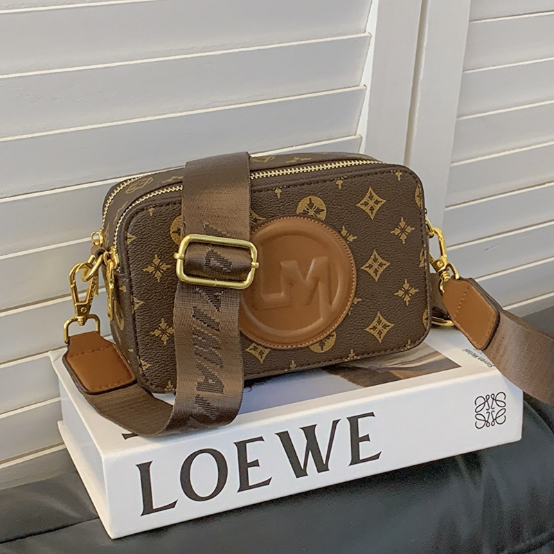 Free shipping 2025 New designer bag Fashion printed letter single shoulder crossbody bag high-grade texture daily match for women