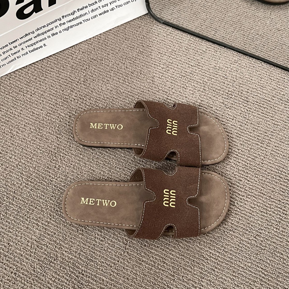designer shoes 2025 new women's summer outdoor flip-flops style thick sole casual flat anti-slip beach sandals lazy fashion one-word