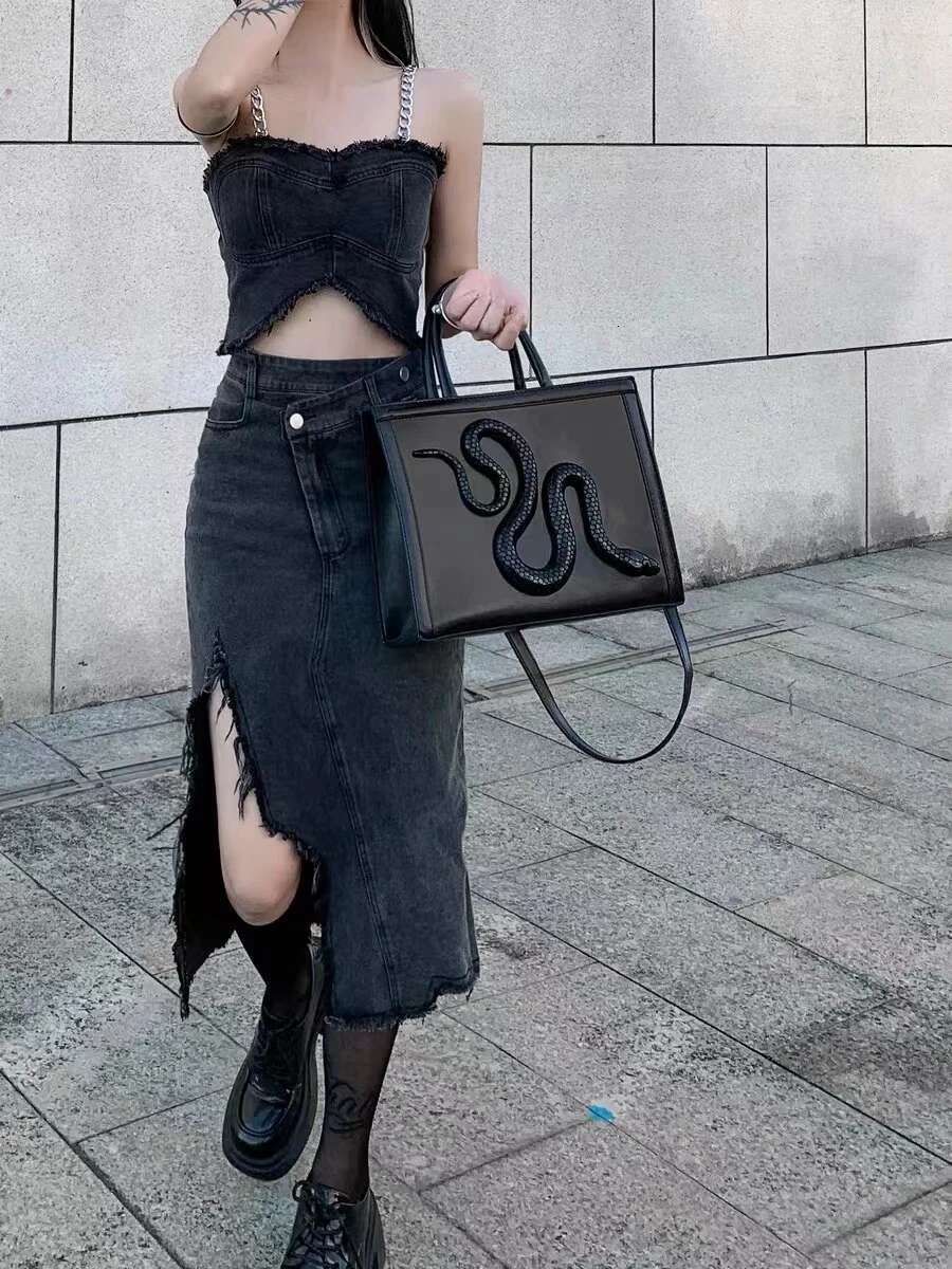 Original Niche Design 2023 New High Quality Snake Handbags For Women Fashion Trend Dark Wind Crossbody Bag Bolso Mujer Hot Sale