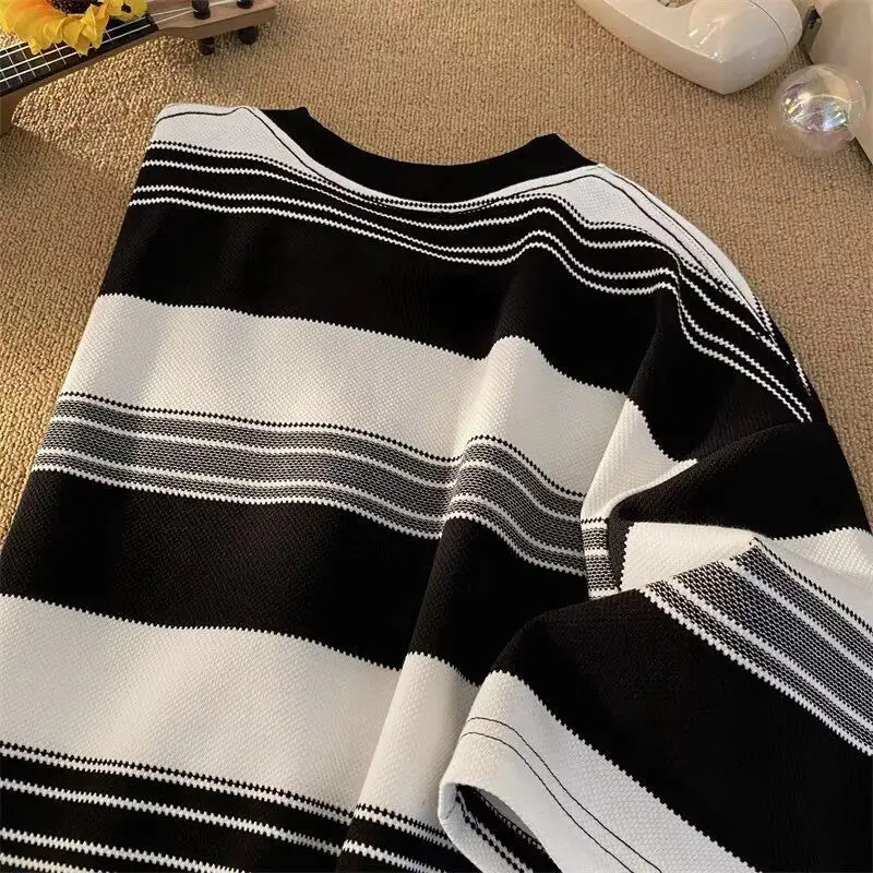 Japanese summer retro mens and womens trend striped round neck short sleeved couple loose casual Tshirt Harajuku top 250326