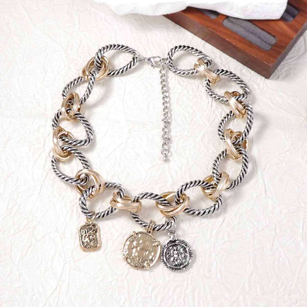 Trendy Geometric O-Ring Link Chain Necklace - Fashionable Badge Design Brass Alloy Women's Versatile Layering Jewelry