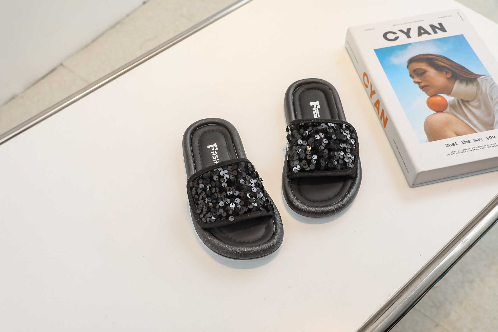 Slipper Large size girls sandals childrens sequins one line drag summer new style little girls beach shoes S25326