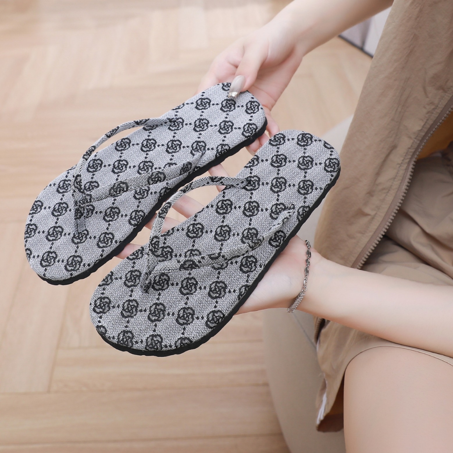 New couple slivers with fashion men's and women's feet outside to wear flat Thai tourist beach shoes flip flops