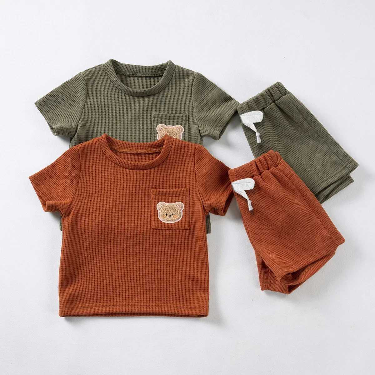 Cute little bear pocket short sleeved two-piece mens casual suitT250327