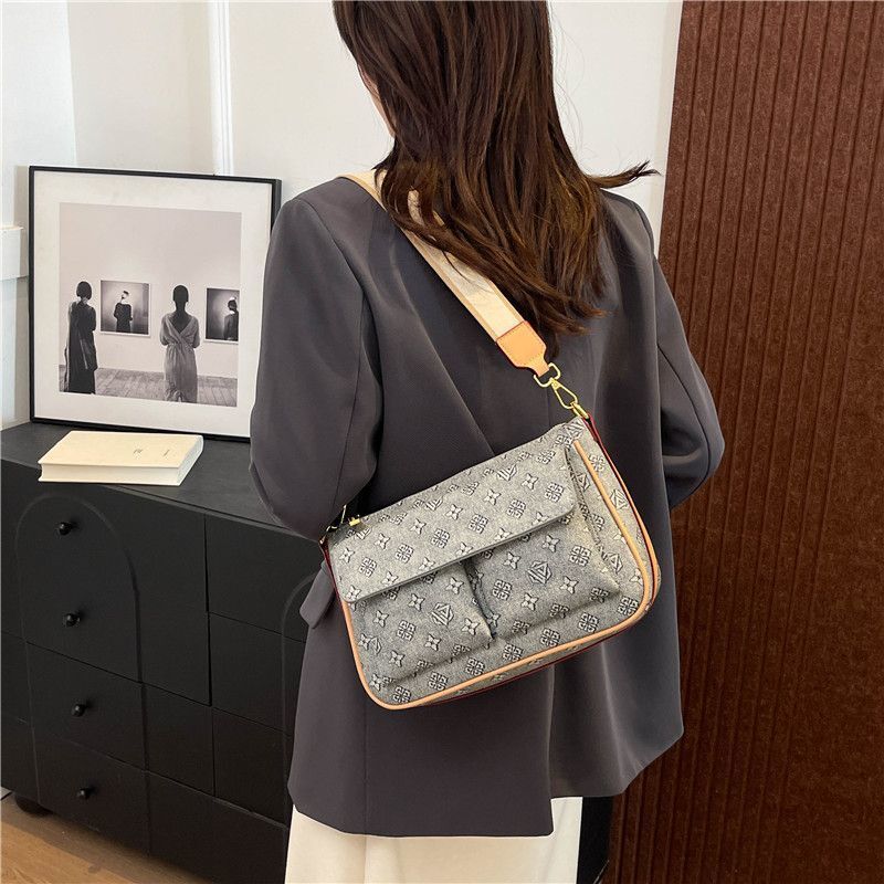 2025 New Light Luxury Women's Multi functional Old Flower Broadband Single Shoulder Underarm Patch French Designer Fashion Crossbody Bag