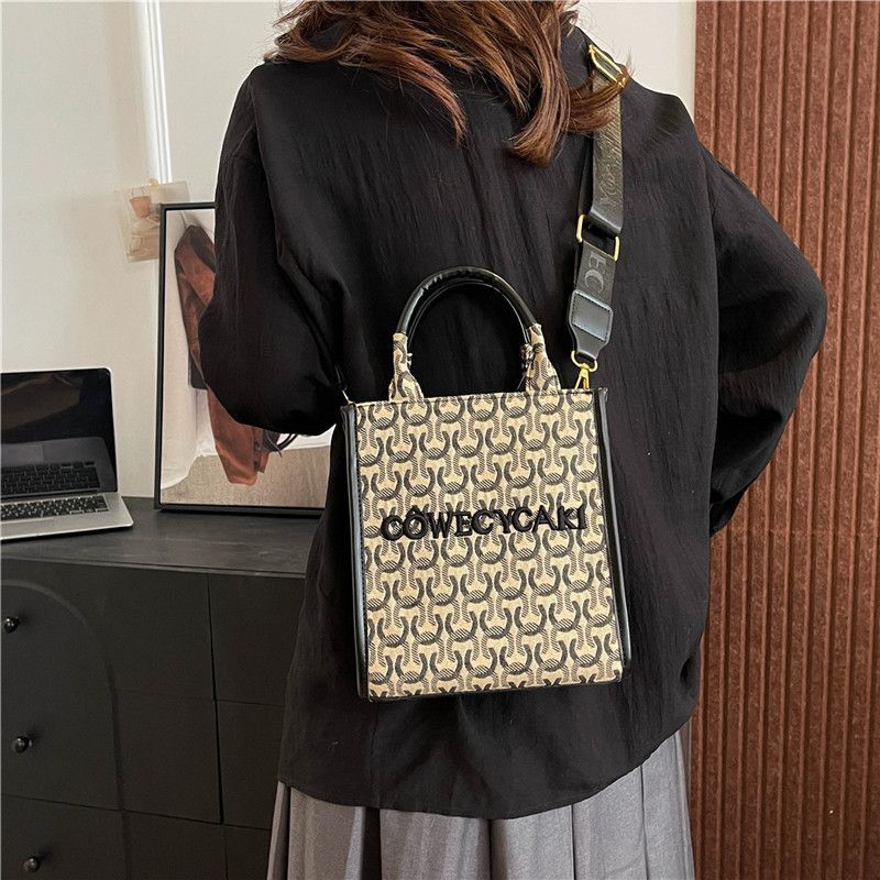 2025 New Women's High Appearance Designer Fashion Handbag Light Luxury Splicing Canvas Single Shoulder Handbag Crossbody Bag13