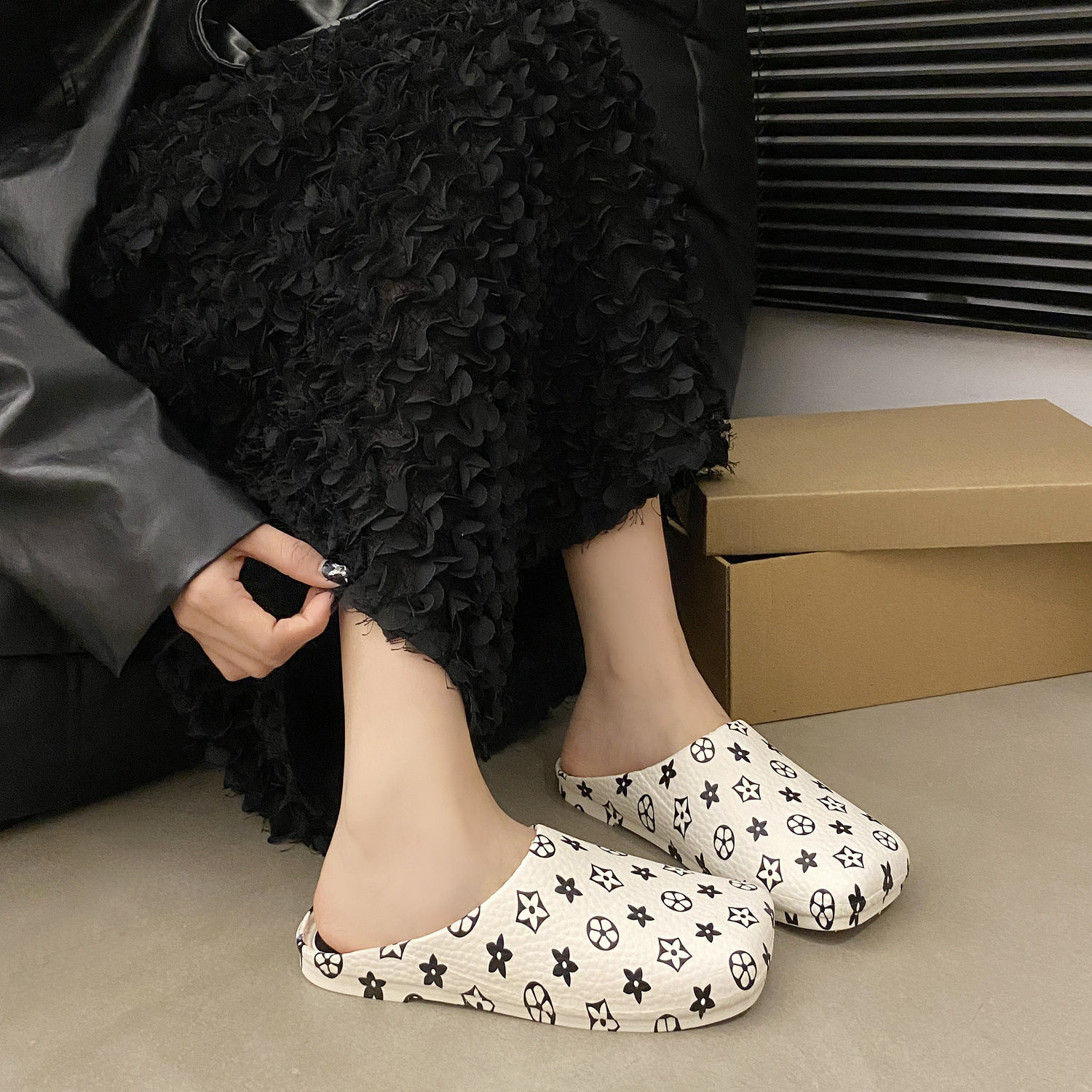 Free Shipping 2025 New Design Women's Patterned slippers Stylish Versatile Non-Slip Outdoor Comfort Sandals