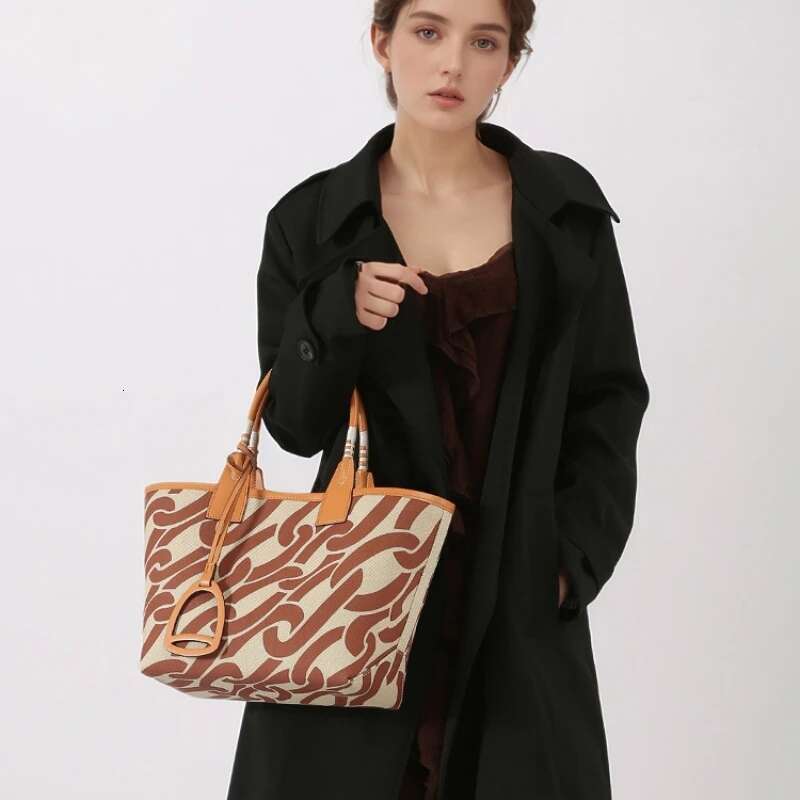 hot Handbags, Designer Bags: Classic Fashion Women's Tote - Large Capacity, Versatile Shoulder Bag for Casual Travel