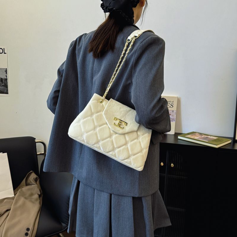 2025 New Women's High Appearance Large Capacity Light Luxury French Single Shoulder Underarm Designer Fashion Handbag Slant Body2