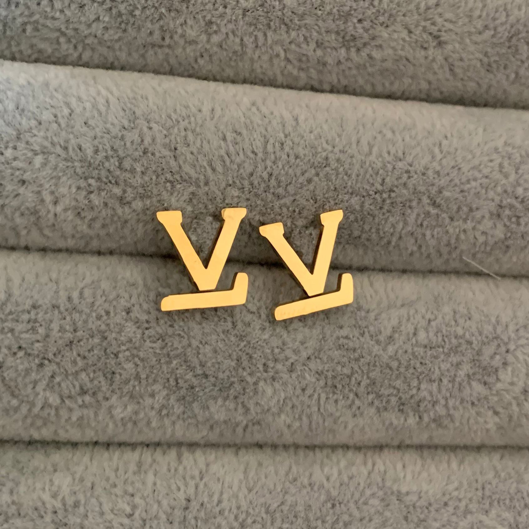 Luxury Brand Women Fashion Simple V Letter Stud Titanium Steel Heart Lover Gifts Designer Jewelry Engagement Earrings Wholesale