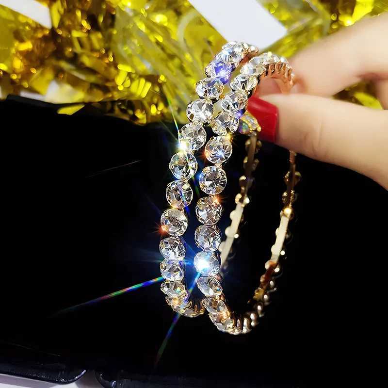 Huitan Big Hoop earrings round cubic zirconia sparkling earrings suitable for womens daily wear modern and fashionable jewelry pendant boatXJ250327