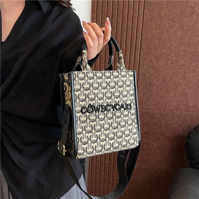 2025 New Women's High Appearance Designer Fashion Handbag Light Luxury Splicing Canvas Single Shoulder Handbag Crossbody Bag13