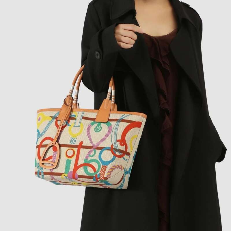 hot Handbags, Designer Bags: Classic Fashion Women's Tote - Large Capacity, Versatile Shoulder Bag for Casual Travel