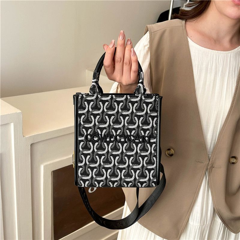 2025 New Women's High Appearance Designer Fashion Handbag Light Luxury Splicing Canvas Single Shoulder Handbag Crossbody Bag13