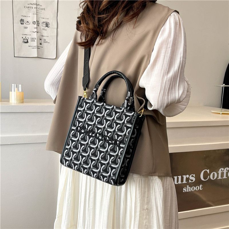 2025 New Women's High Appearance Designer Fashion Handbag Light Luxury Splicing Canvas Single Shoulder Handbag Crossbody Bag13