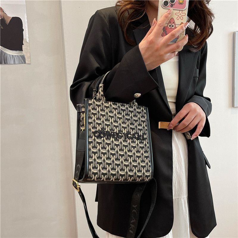 2025 New Women's High Appearance Designer Fashion Handbag Light Luxury Splicing Canvas Single Shoulder Handbag Crossbody Bag13