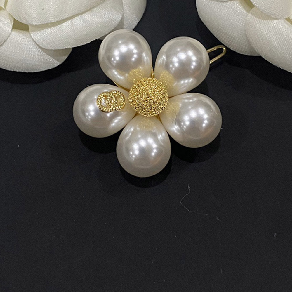 Luxury Hair Clips Barrettes Pearl Flower Designer Womens Girls Hairpin Classic Versatile Leisure Hairclips Fashion Crystal Letter Metal Shark Hairpin Hair Clips