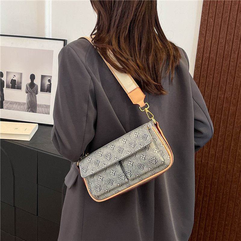 2025 New Light Luxury Women's Multi functional Old Flower Broadband Single Shoulder Underarm Patch French Designer Fashion Crossbody Bag
