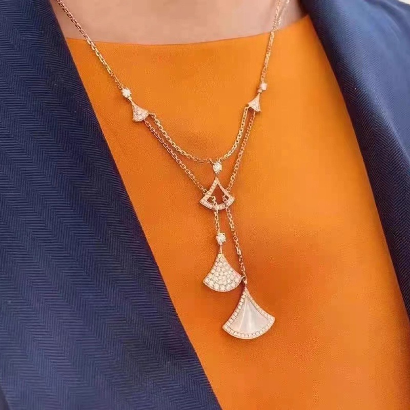 Luxury classic dress skirt designer pendant necklace for women rose gold white pearl shine crystal short chain choker sweater necklaces wedding jewelry