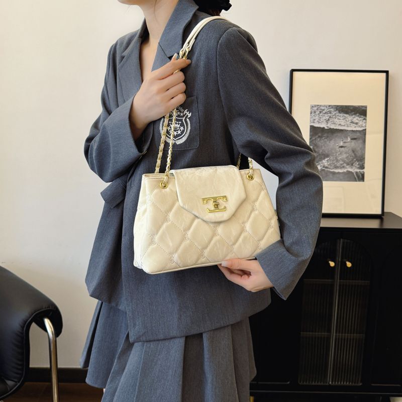 2025 New Women's High Appearance Large Capacity Light Luxury French Single Shoulder Underarm Designer Fashion Handbag Slant Body2