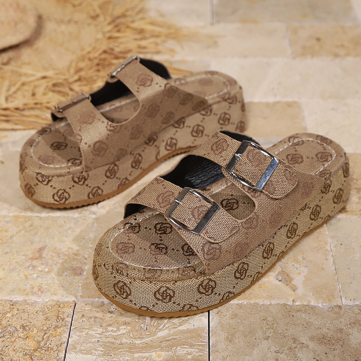 free shipping 2025 flat ladies casual open-toe sandals casual slippers Summer slippers khaki beach flip-flops
