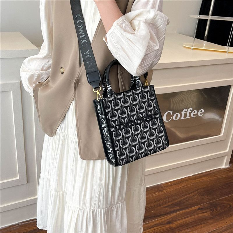 2025 New Women's High Appearance Designer Fashion Handbag Light Luxury Splicing Canvas Single Shoulder Handbag Crossbody Bag13
