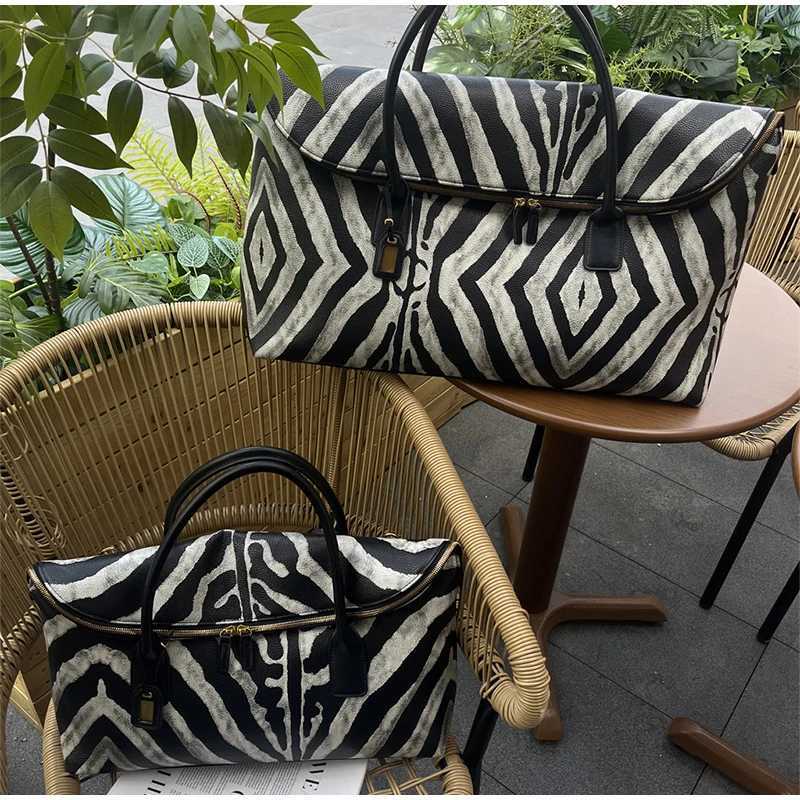 Zebra Print Handbag Fashion Womens New Fitness Bag Travel Bag Duffel Bag Large Capacity Travel Bag Crossbody Bag Z250516