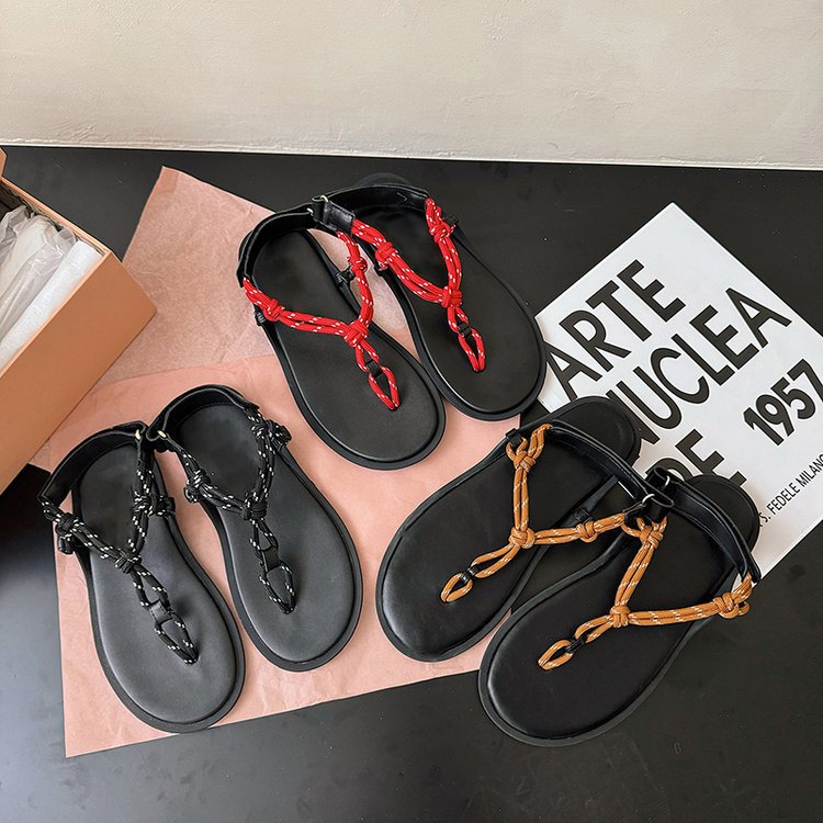 designer shoes 2025 new Niche flat French toe-ring sandals fairy shoes spring, black retro match with skirts Roman shoes