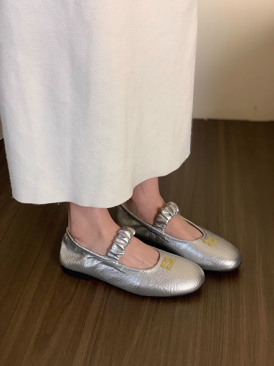 designer shoes 2025 Korean version wrinkled retro round-toe shallow-mouth single shoes for women style grandma shoes flat bottom Angora red Mary Jane 