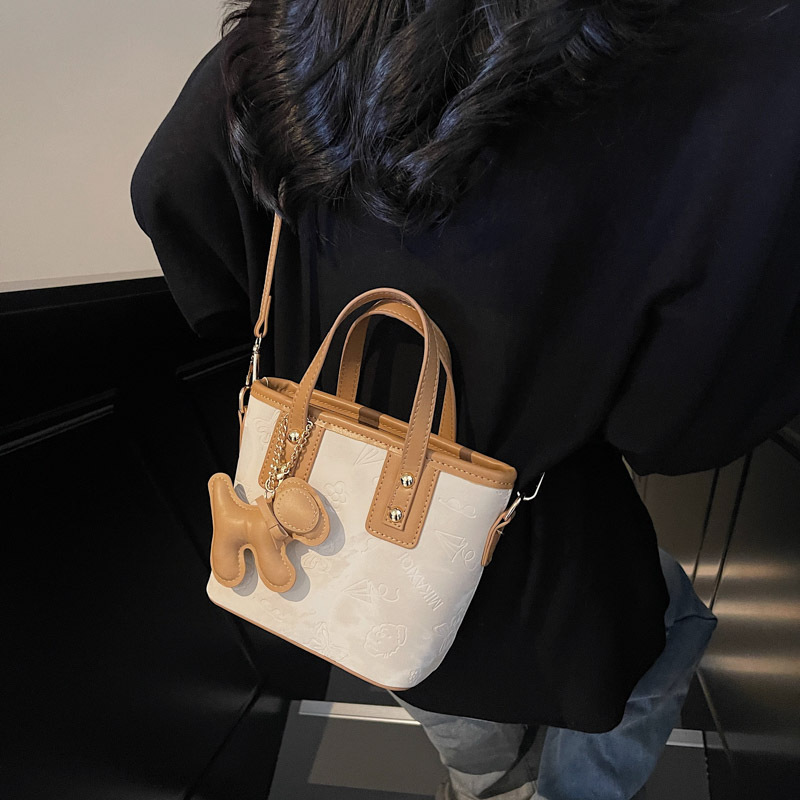 Crossbody bag popular texture small bag women's new embossed small casual women's portable bucket bag 2025s hot