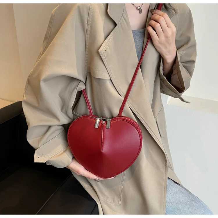 Designer bag Nichi Design Womens Holiday Gift Love Bag 2023 New Womens Sweetheart Cool Adult Messenger Bag Red Black PU Heart Shoulder Bag Y250328