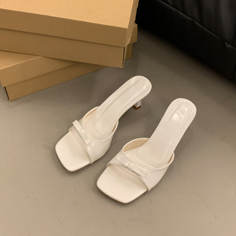 Women's new summer fashion look with flip-flops bow patent leather line with casual square toe high heels