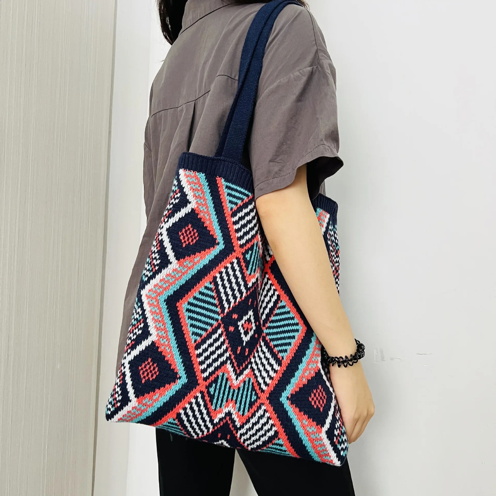 2025S New Free Shipping Designer Bag Wool Plush Woven Women Shoulder Bags Ladies Ethnic Style Er Knitted Braid Handbags Tote Summer Beach Shopper Purs