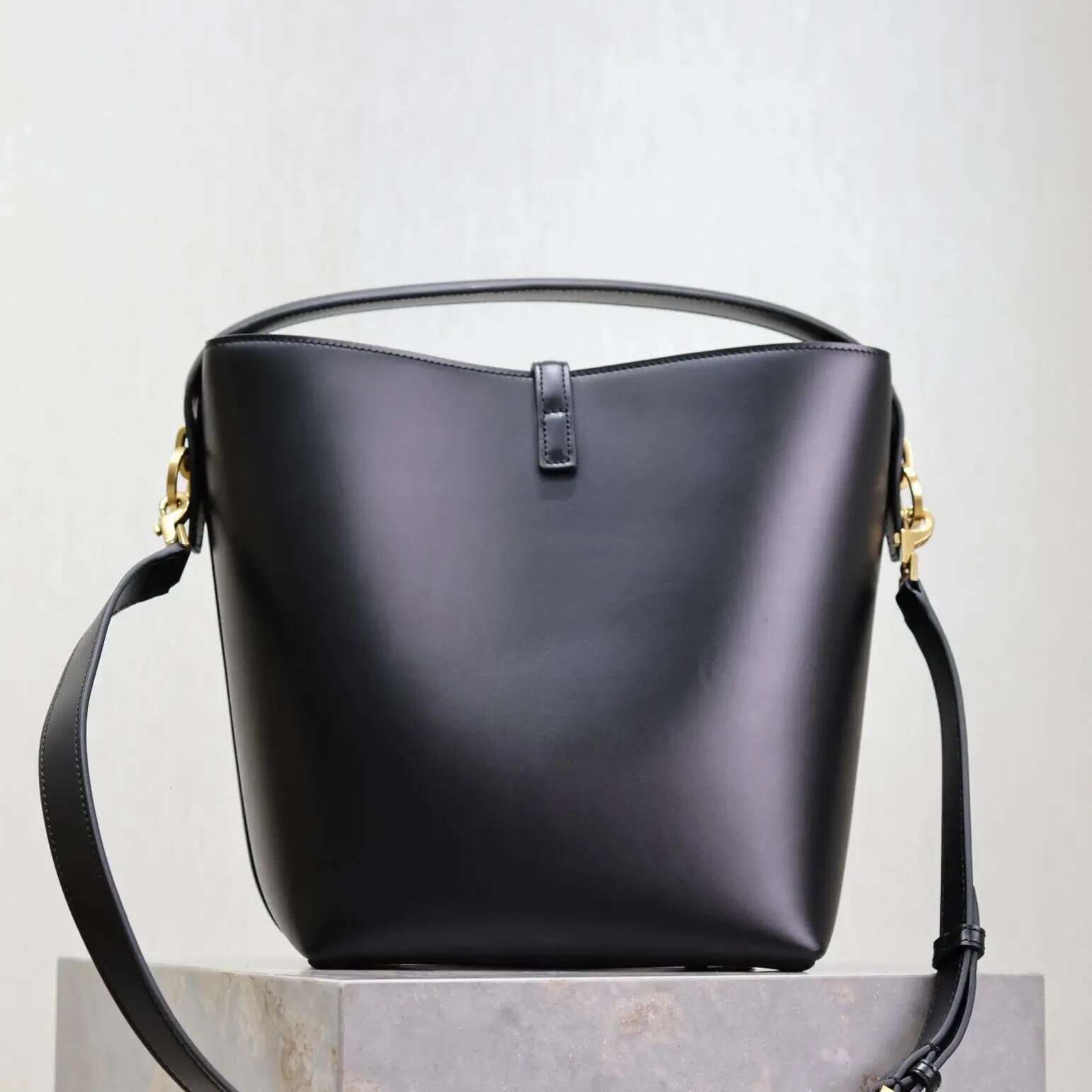 New Handbag Designer Bucket Bag Women's Large-Capacity High-Quality One-Shoulder Tote Bag Fashion Commuter Messenger Ba