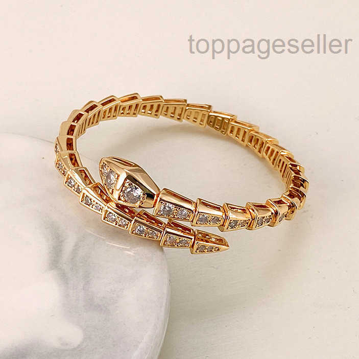 Designer Serpentine titanium steel bracelet rose gold inlaid diamond star bracelet European and American couples fashion light luxury snake bone bracelet
