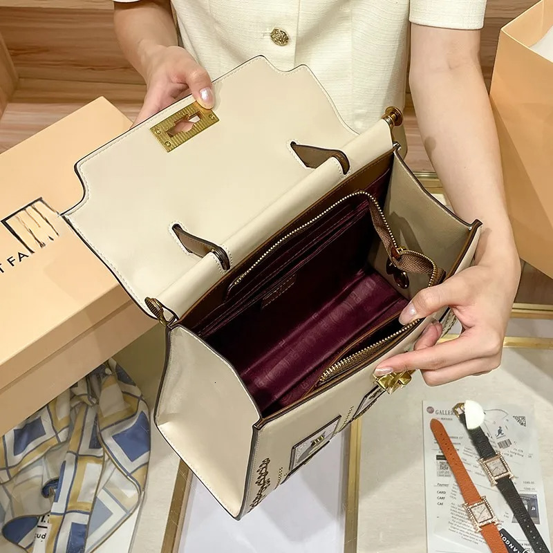 2025 New Women's Designer Bag Fashion Light Luxury Style Handbag Light High End Designer Retro Crossbody Bag KL Bag High Quality Banquet Bag