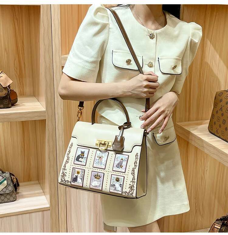 2025 New Women's Designer Bag Fashion Light Luxury Style Handbag Light High End Designer Retro Crossbody Bag KL Bag High Quality Banquet Bag