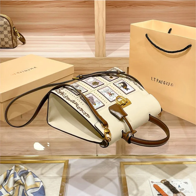 2025 New Women's Designer Bag Fashion Light Luxury Style Handbag Light High End Designer Retro Crossbody Bag KL Bag High Quality Banquet Bag