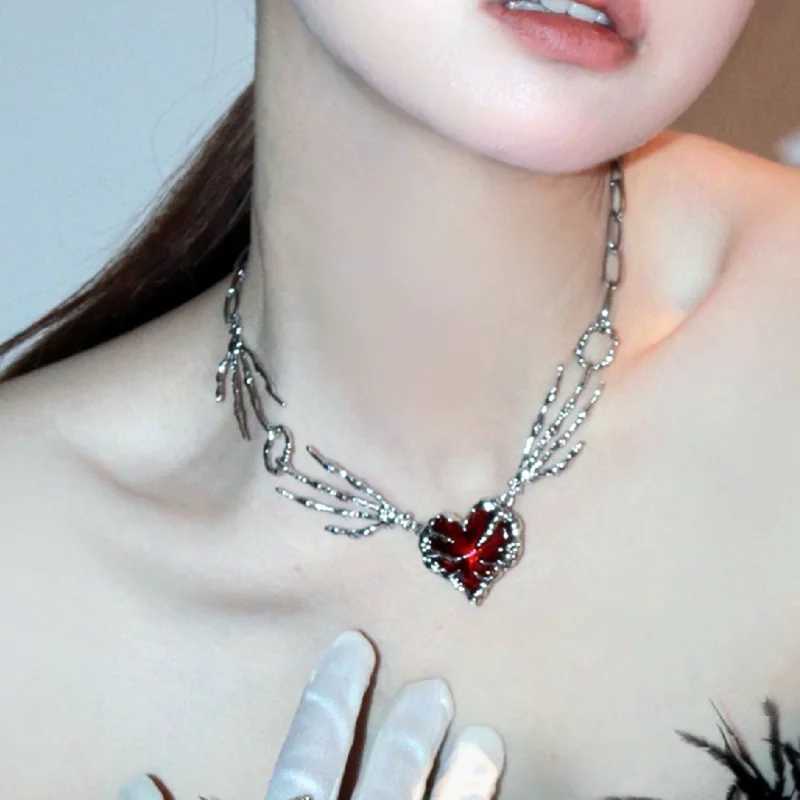 Heart shaped design redstone hand bone chain womens necklace Ins design heart shaped charm Korean chain womens necklace Y250329