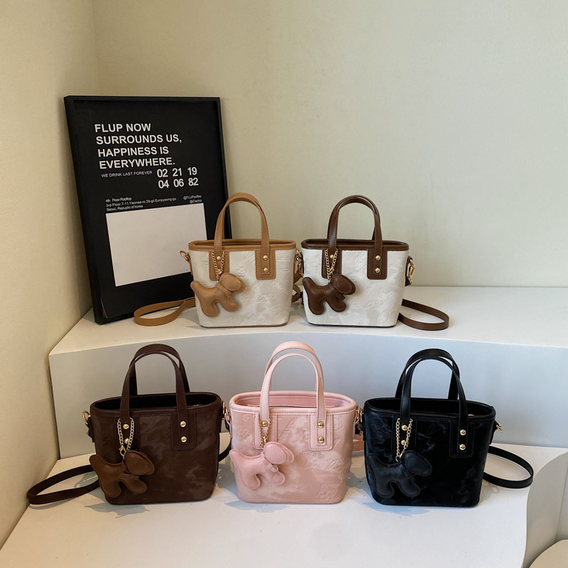 Crossbody bag popular texture small bag women's new embossed small casual women's portable bucket bag 2025